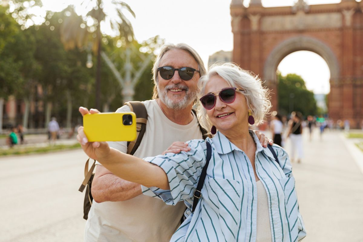 starsza para na wycieczce