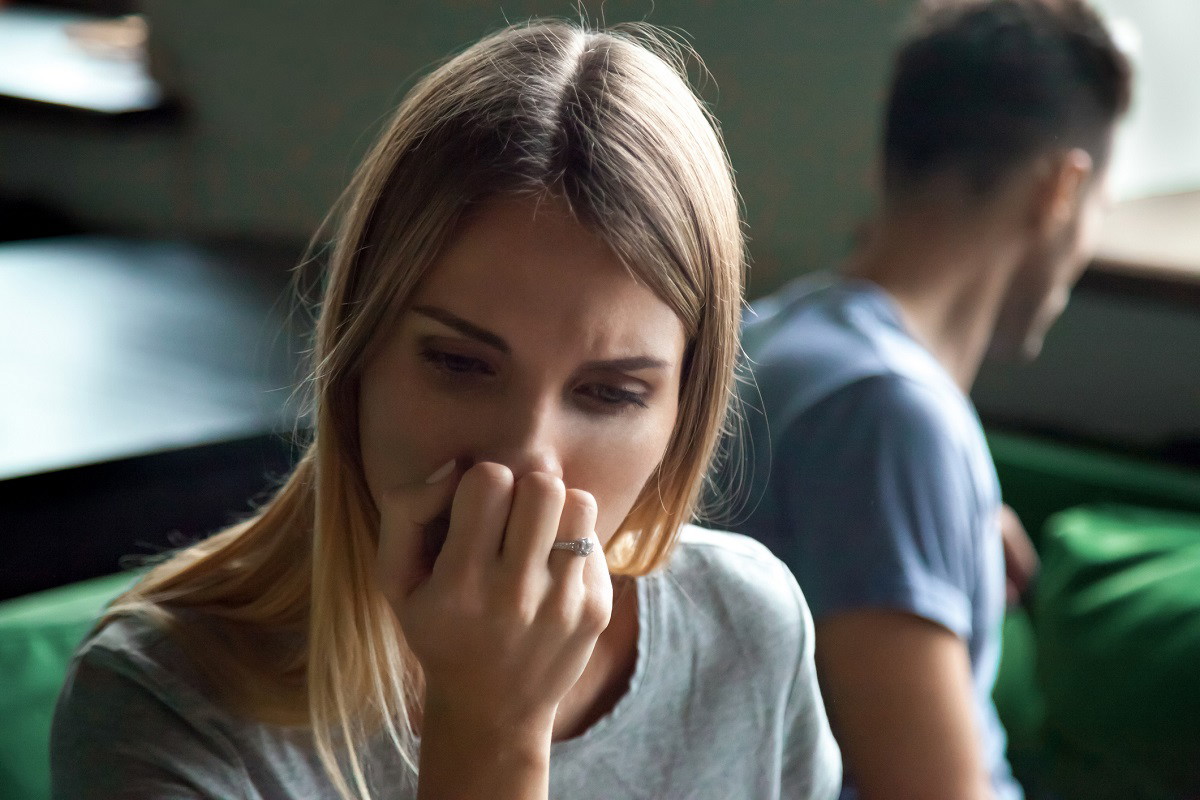 Było, ale nie minęło? Zazdrość retroaktywna może zniszczyć najlepsze związki / Getty Images, fizkes