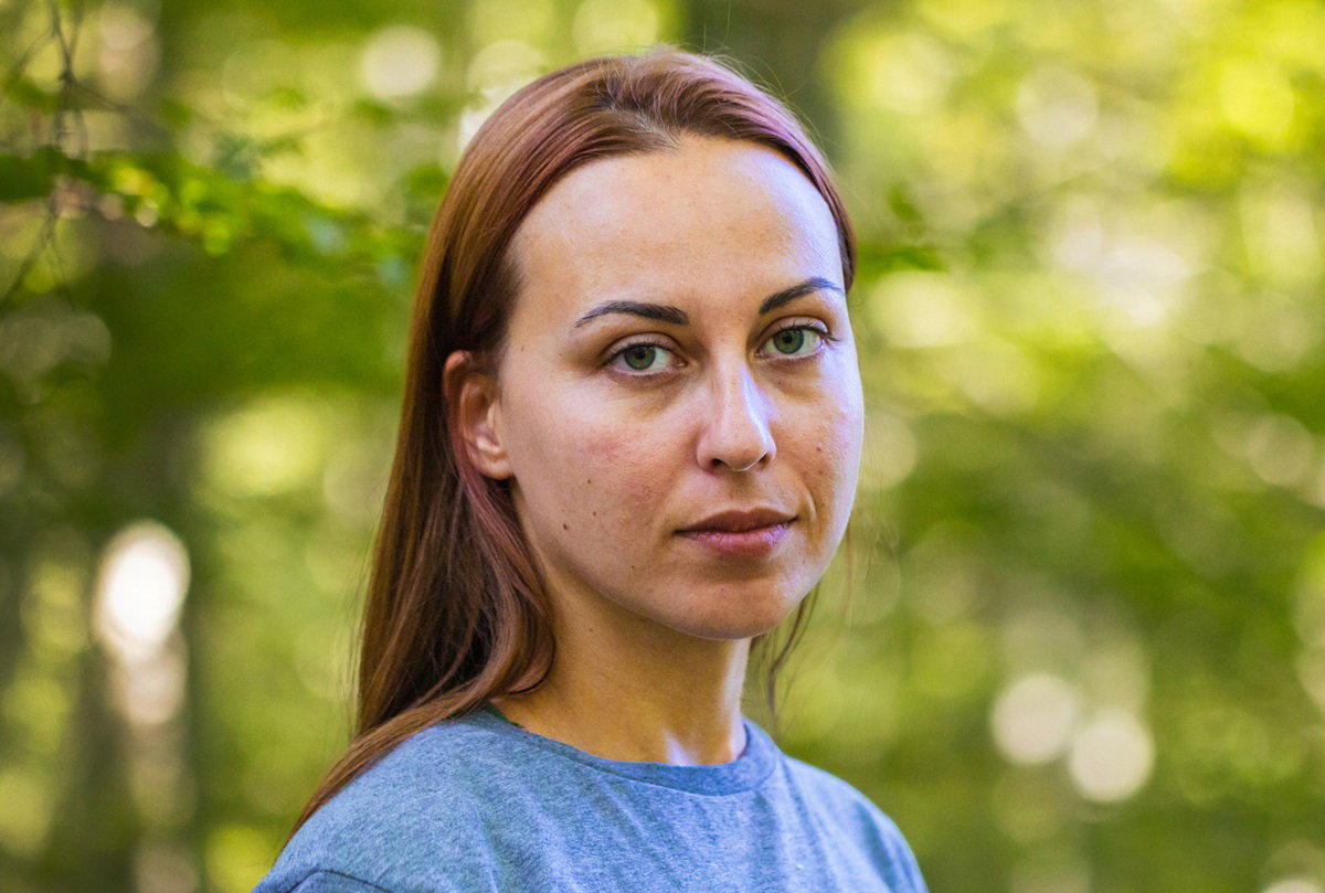 smutna i zamyślona kobieta w wieku około 30 plus stoi na tle lasu