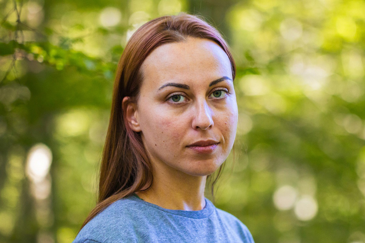 smutna i zamyślona kobieta w wieku około 30 plus stoi na tle lasu