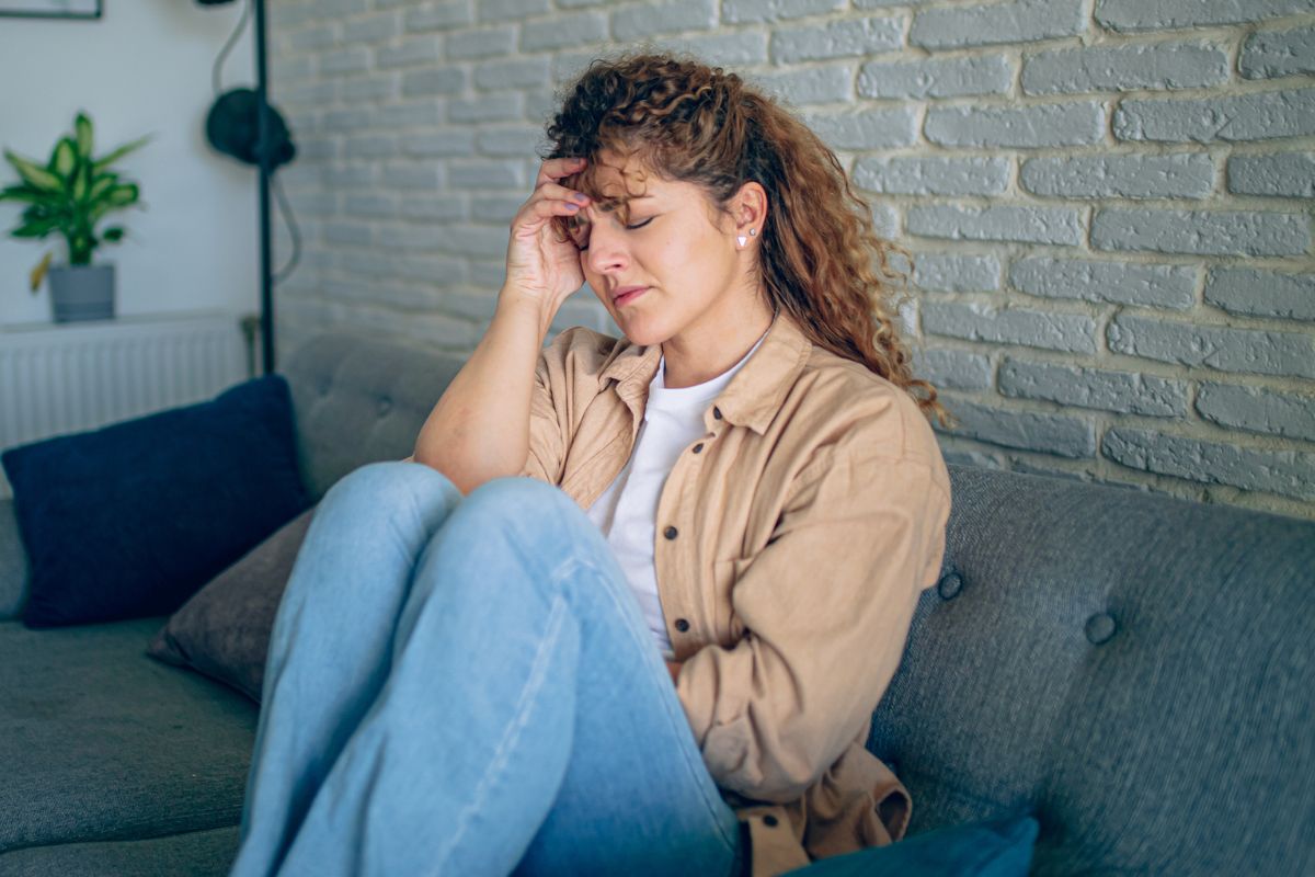 kobieta zamyślona i smutna