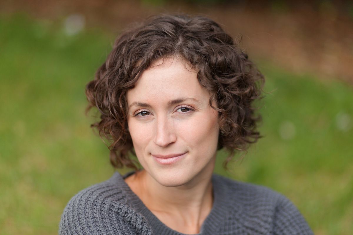 kobieta w kręconych włosach