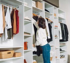Twoja garderoba to jeden wielki chaos? Poznaj 3 triki stylistek na organizację szafy / Getty Images, Olga Rolenko