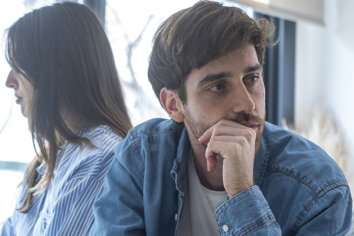 Widzisz te 4 znaki? To sygnał, że mężczyzna jest o ciebie zazdrosny / Getty Images, simonapilolla