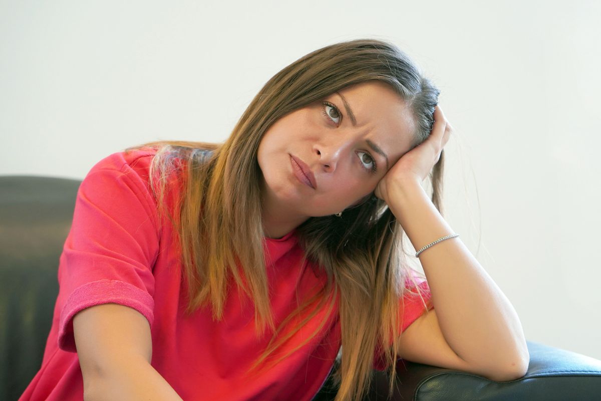 kobieta 30+ zamyślona i smutna