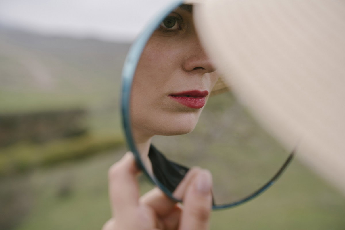 To, co drażni cię u innych, wiele mówi o tobie. Poznaj efekt lustra / Getty Images, Westend61