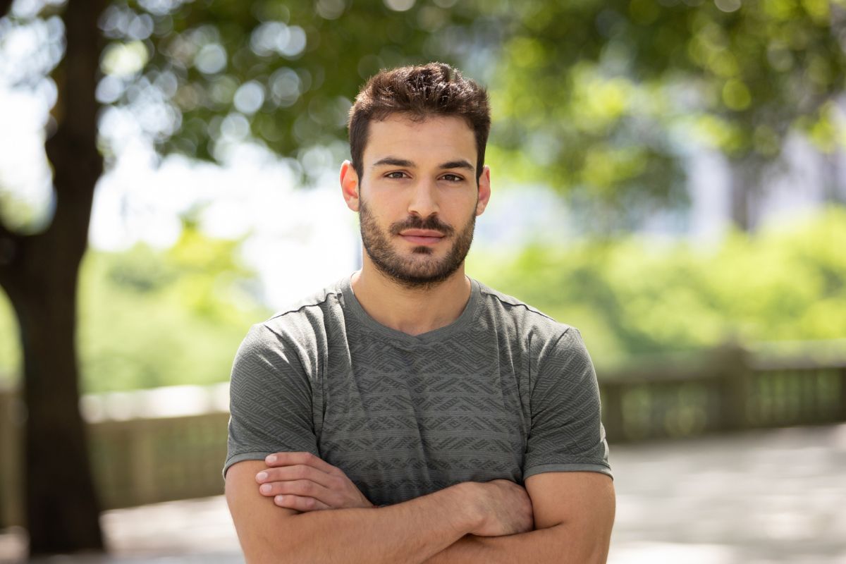 młody mężczyzna na dworze