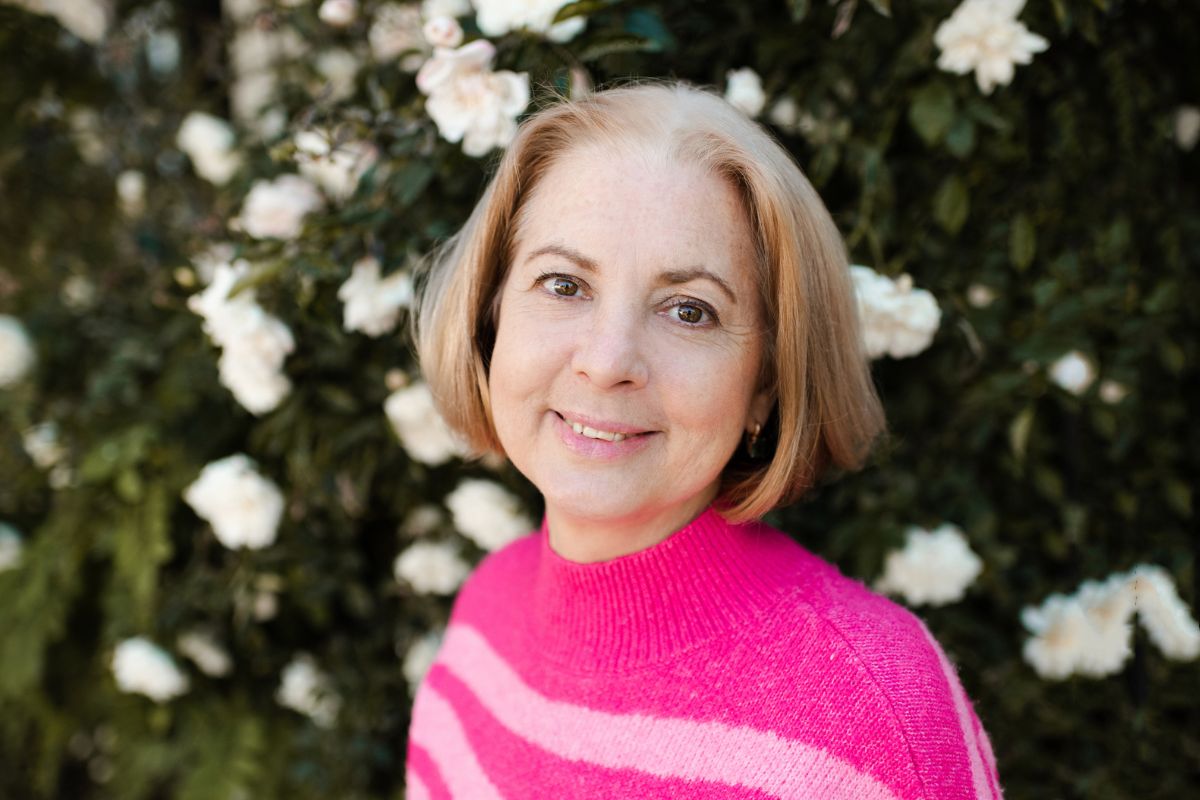 kobieta wśród kwiatów