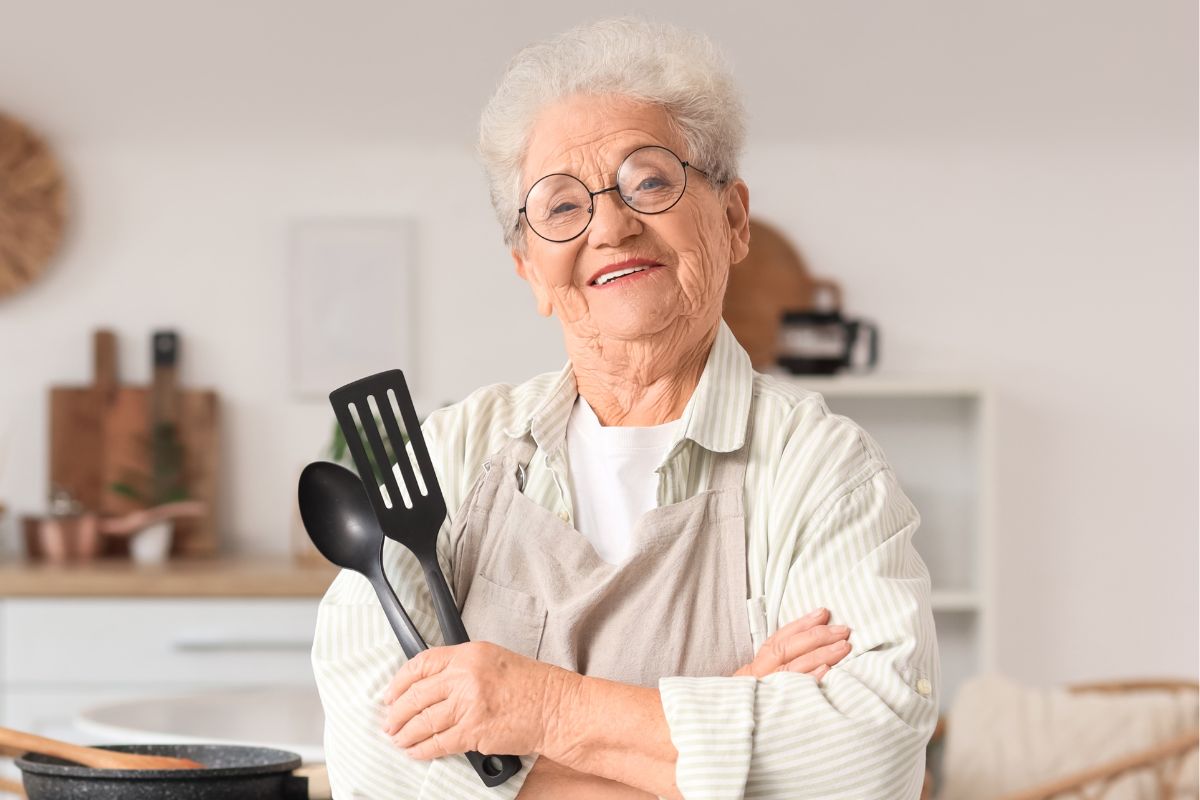 Starsza kobieta ze sztućcami