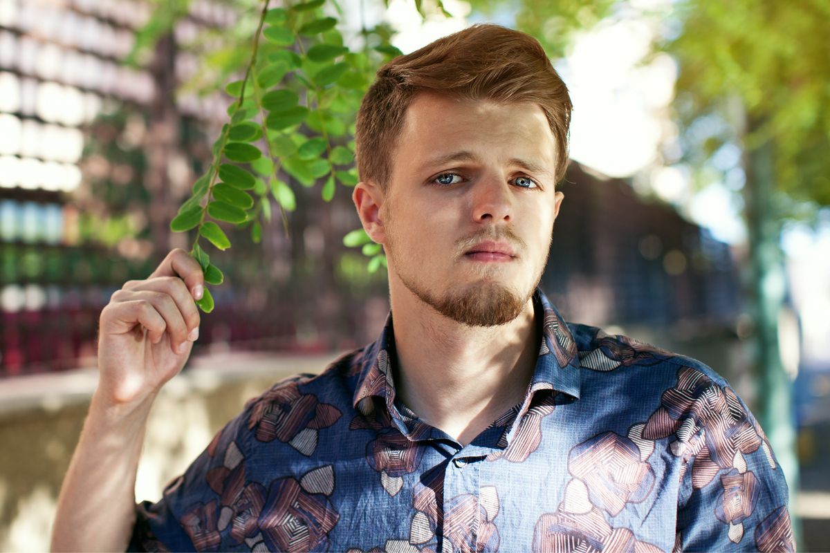 smutny mężczyzna 30+