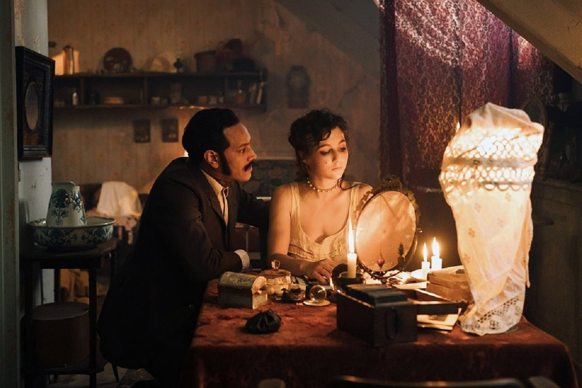 Francuski serial, który wbija w fotel. W tle wojna, miłość i technologia / materiały CANAL+