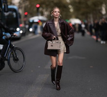 Skórzana marynarka będzie hitem w jesiennej szafie. Najlepiej wygląda z tym 1 dodatkiem, Getty Images, Jeremy Moeller