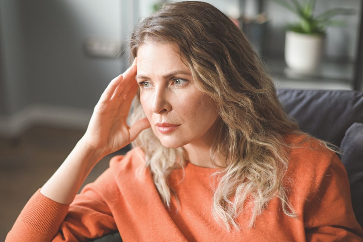 kobieta w pomarańczowej bluzce