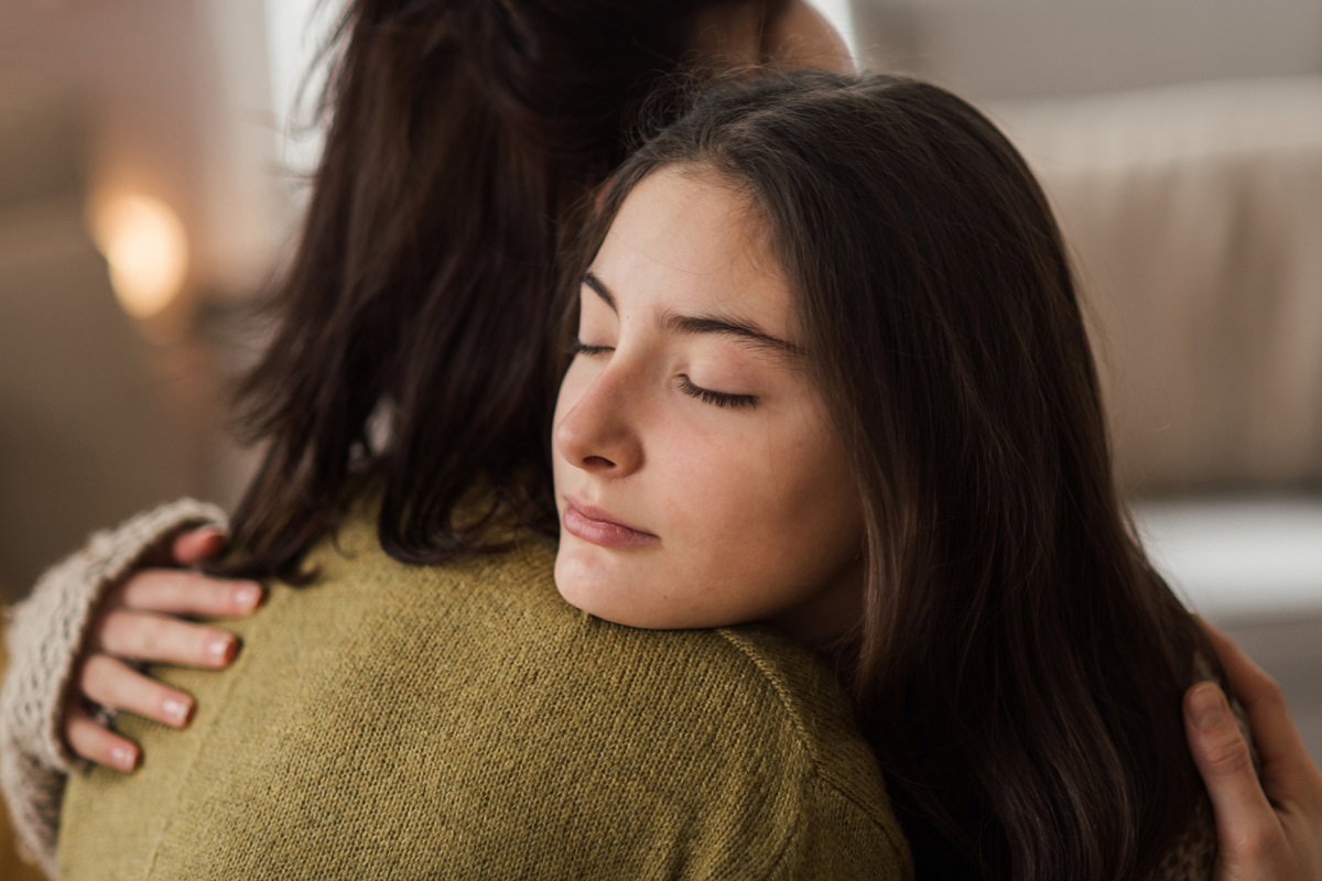Kiedy troska staje się ciężarem. 8 oznak syndromu najstarszej córki / Getty Images, Halfpoint