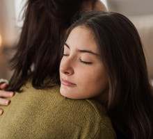 Kiedy troska staje się ciężarem. 8 oznak syndromu najstarszej córki / Getty Images, Halfpoint