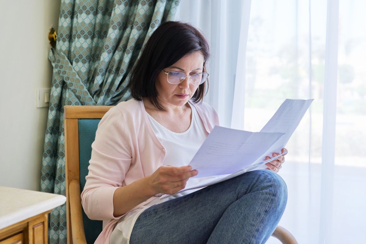 kobieta z dokumentami