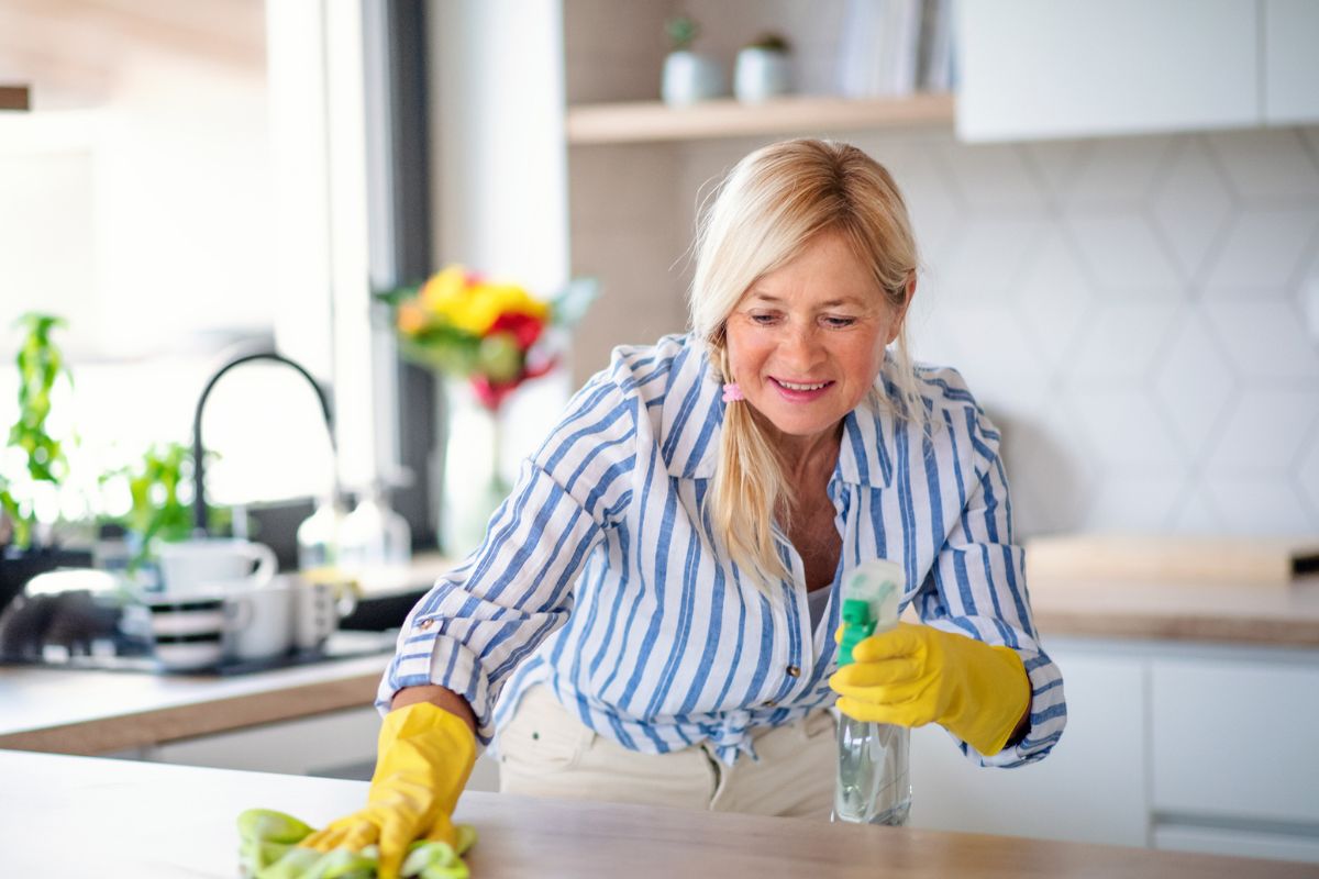 kobieta sprząta w kuchni