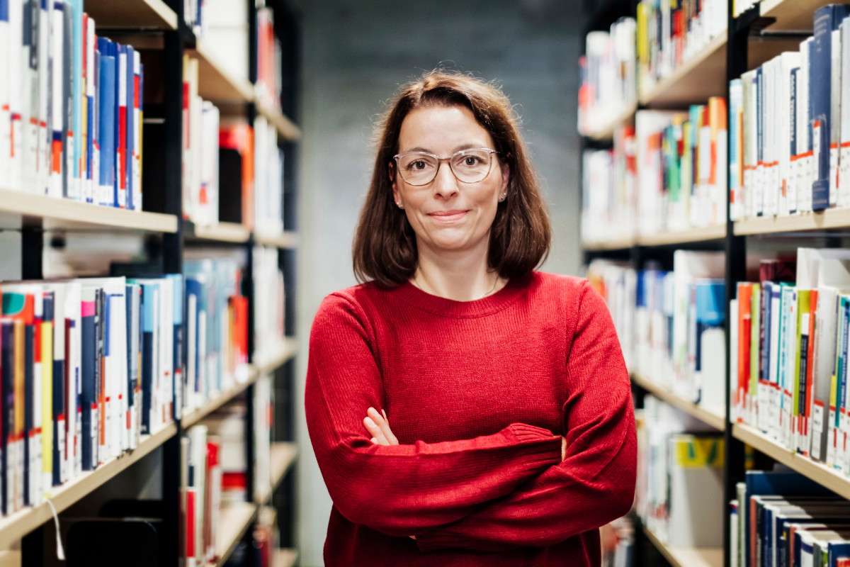 kobieta w bibliotece