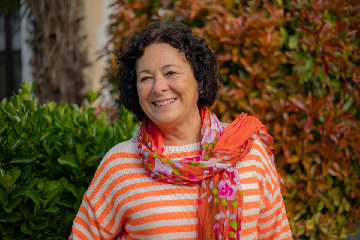 uśmiechnięta i zadowolona z siebie kobieta