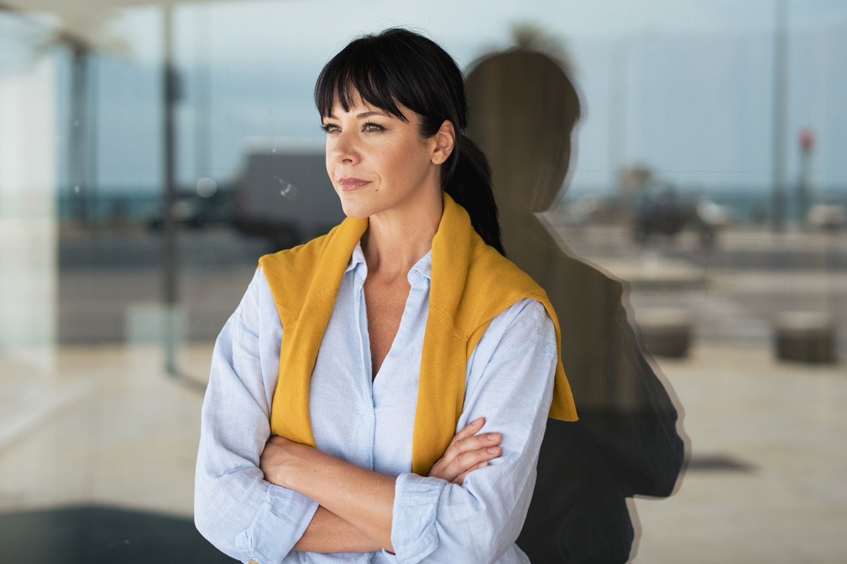 Twoja postawa mówi o tobie więcej, niż myślisz. Tak pokażesz nią pewność siebie / Getty Images, Westend61