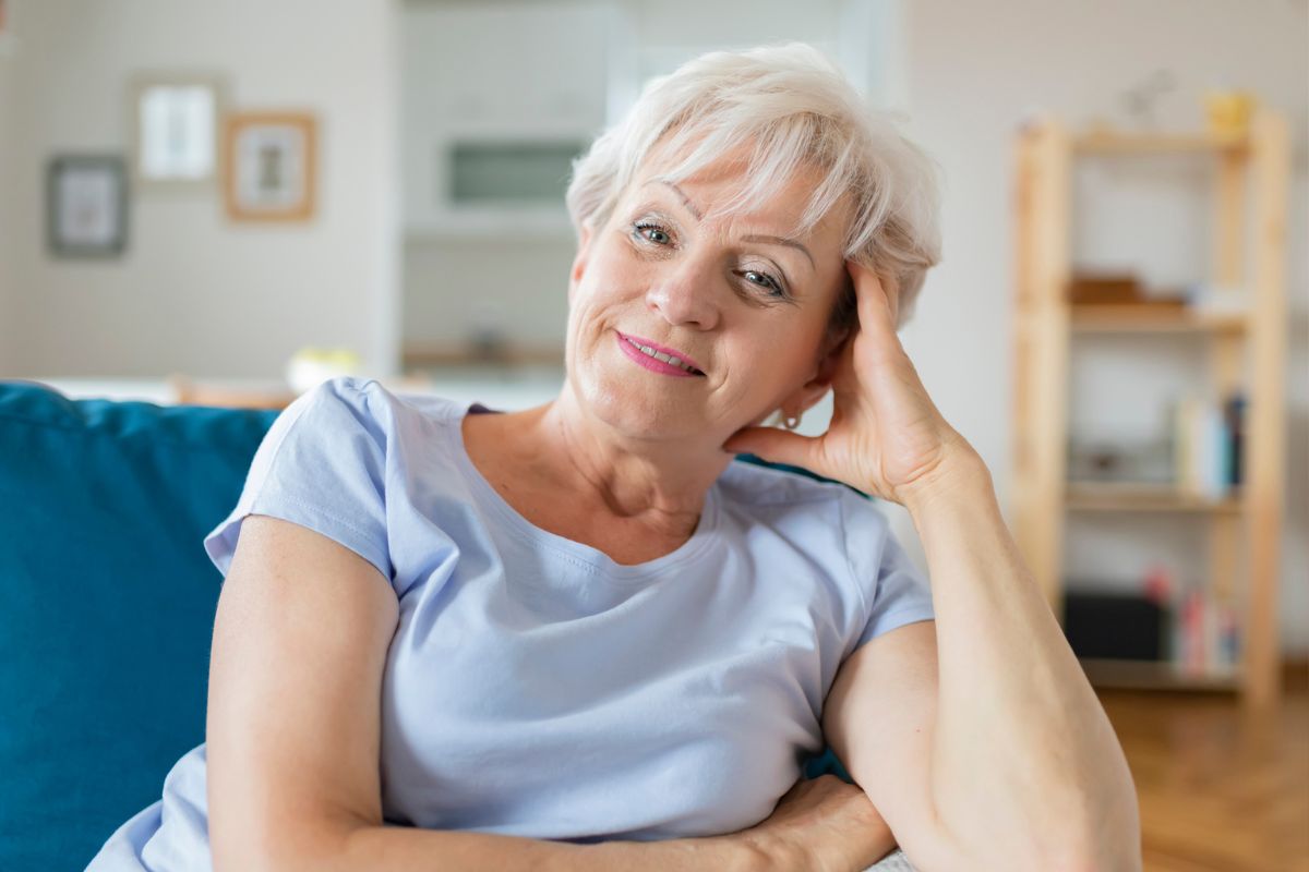 uśmiechnięta kobieta 60+