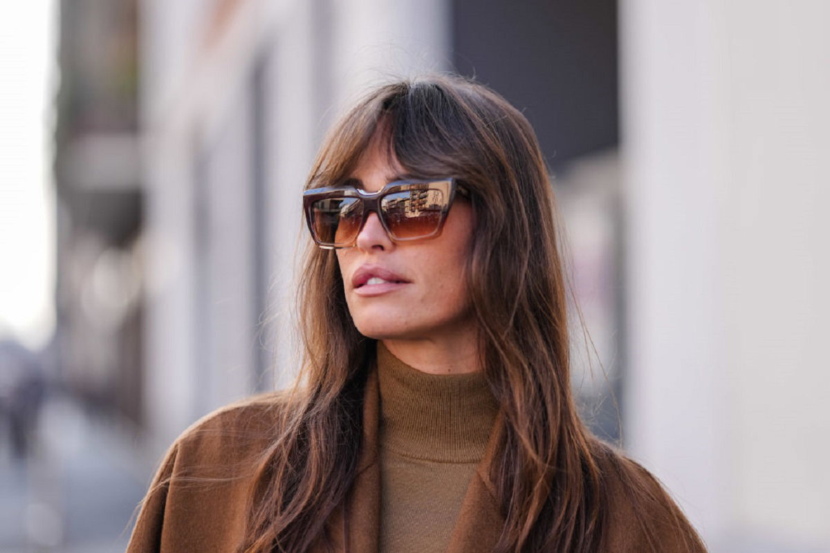 "Ghost bangs" najmodniejszą grzywką na jesień 2025. To dobry wybór do każdego kształtu twarzy / Getty Images, Edward Berthelot