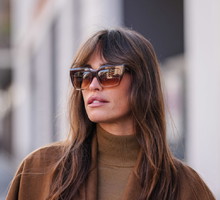 "Ghost bangs" najmodniejszą grzywką na jesień 2025. To dobry wybór do każdego kształtu twarzy / Getty Images, Edward Berthelot