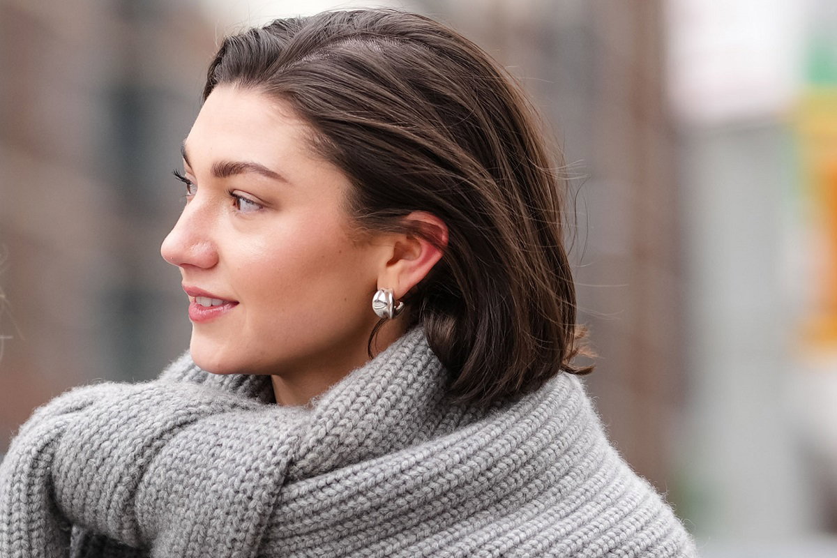 "Butterfly bob" króluje w salonach fryzjerskich. To idealna fryzura dla cienkich włosów / Getty Images, Edward Berthelot