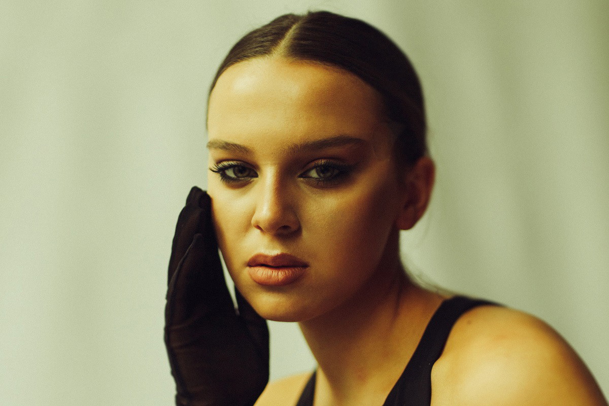 Ten kontrowersyjny trend z TikToka to hit na jesień. Na czym polega "Tired Girl Makeup"? / Getty Images, Igor Ustynskyy