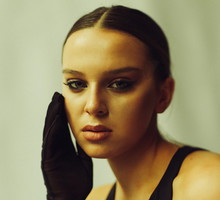 Ten kontrowersyjny trend z TikToka to hit na jesień. Na czym polega "Tired Girl Makeup"? / Getty Images, Igor Ustynskyy