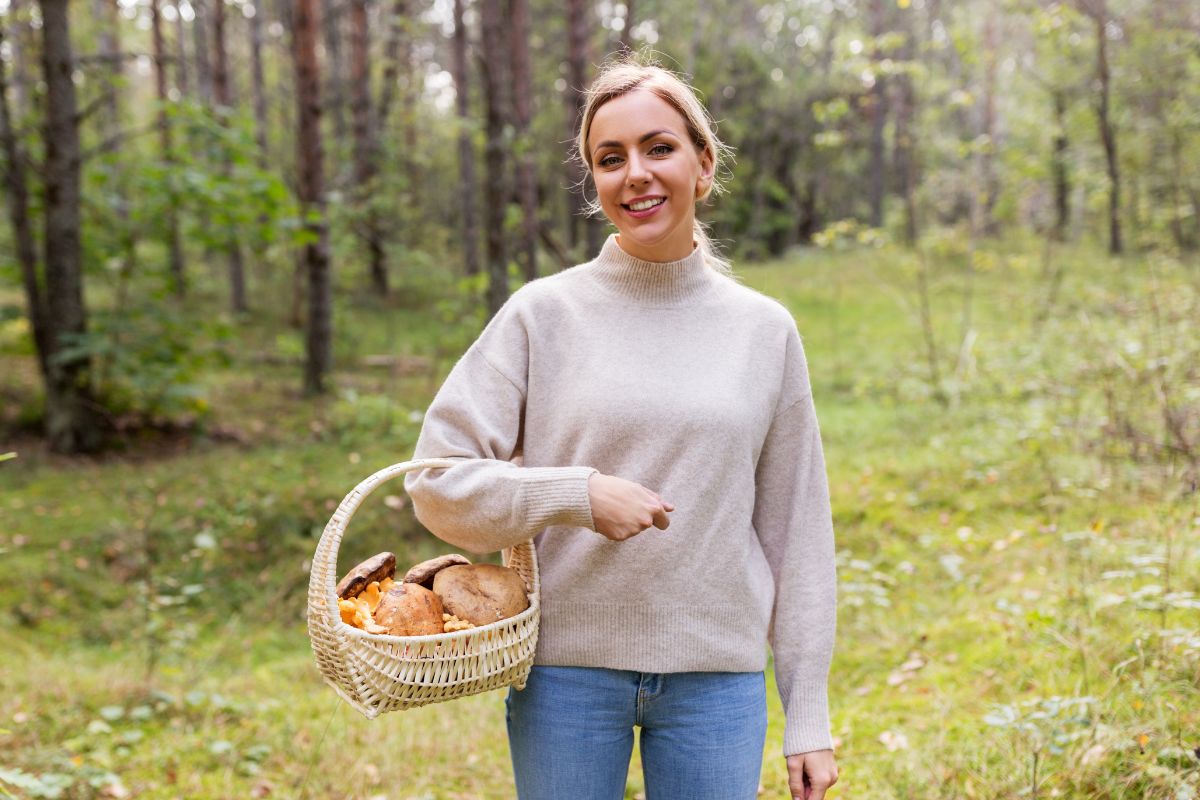 kobieta na grzybobraniu