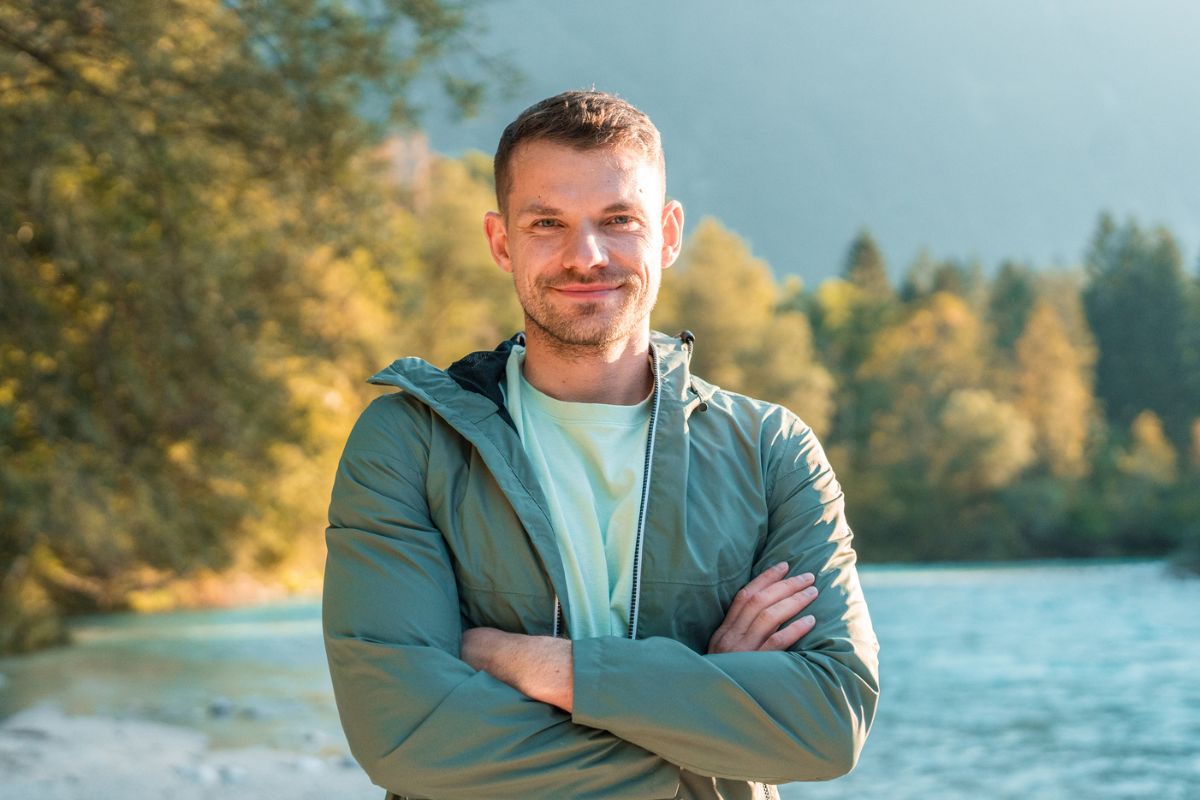 mężczyzna nad rzeką