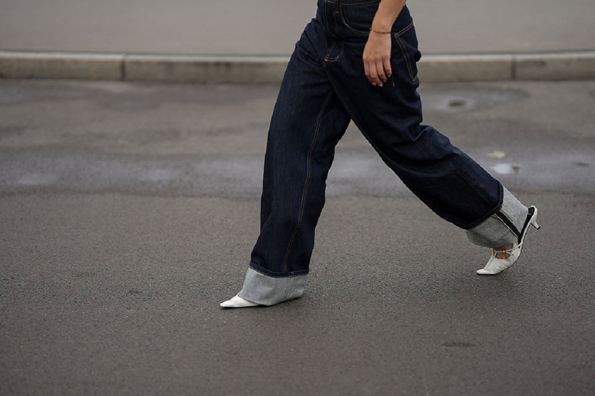 Najmodniejszy sposób na szerokie jeansy. Tak noszą je ikony stylu / Getty Images, Moritz Scholz