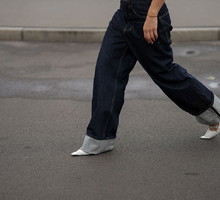 Najmodniejszy sposób na szerokie jeansy. Tak noszą je ikony stylu / Getty Images, Moritz Scholz