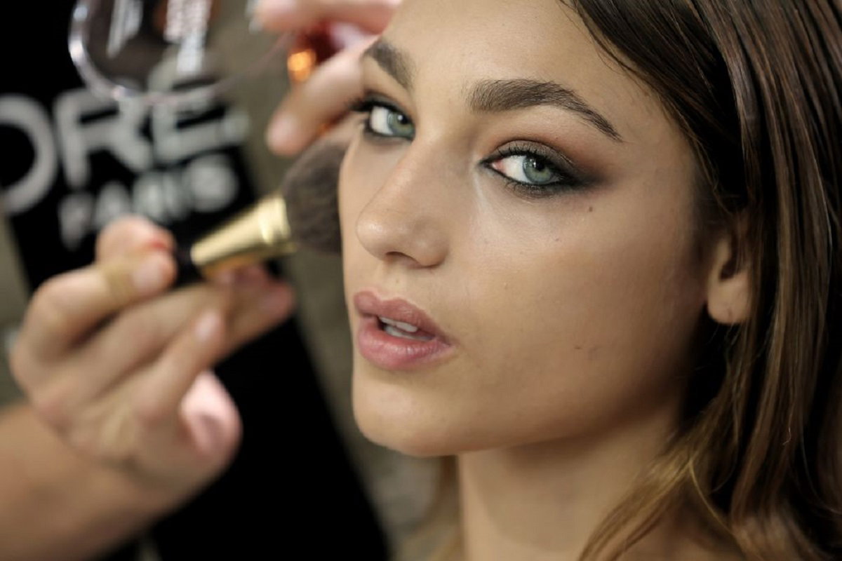 Konturowanie metodą "53" to hit TikToka. Wysmukla twarz i podkreśla rysy / Getty Images, Europa Press News