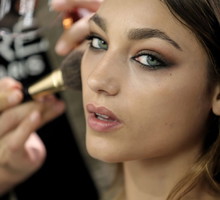 Konturowanie metodą "53" to hit TikToka. Wysmukla twarz i podkreśla rysy / Getty Images, Europa Press News