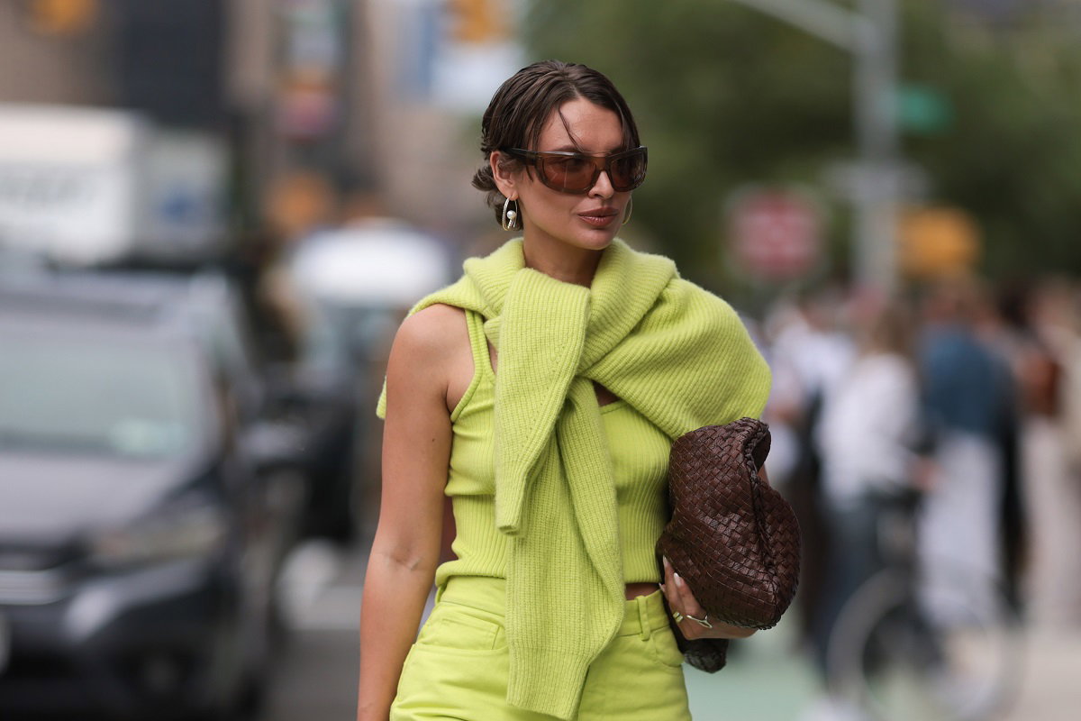 Jesienią wszyscy będą nosić ten hitowy kolor. Zaproś go do szafy już teraz / Getty Images, Jeremy Moeller