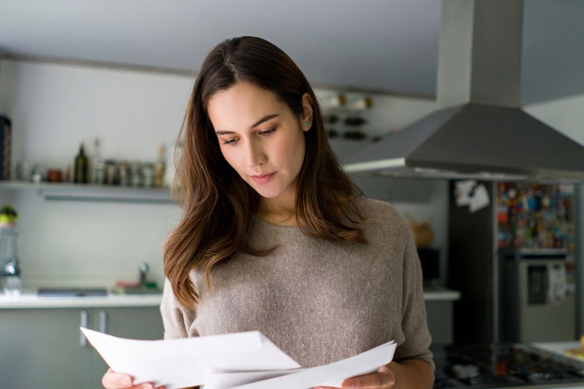 kobieta przegląda rachunki