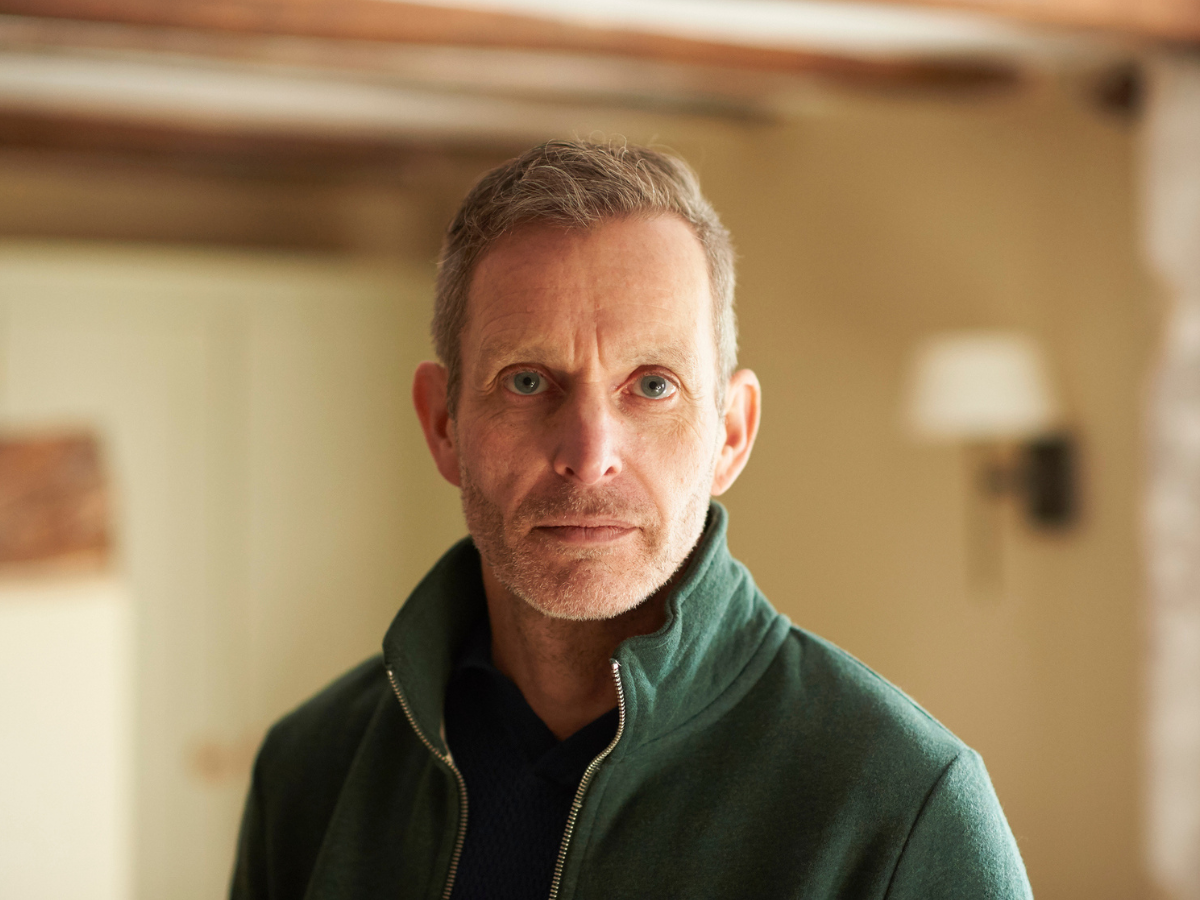 zaskoczony mężczyzna