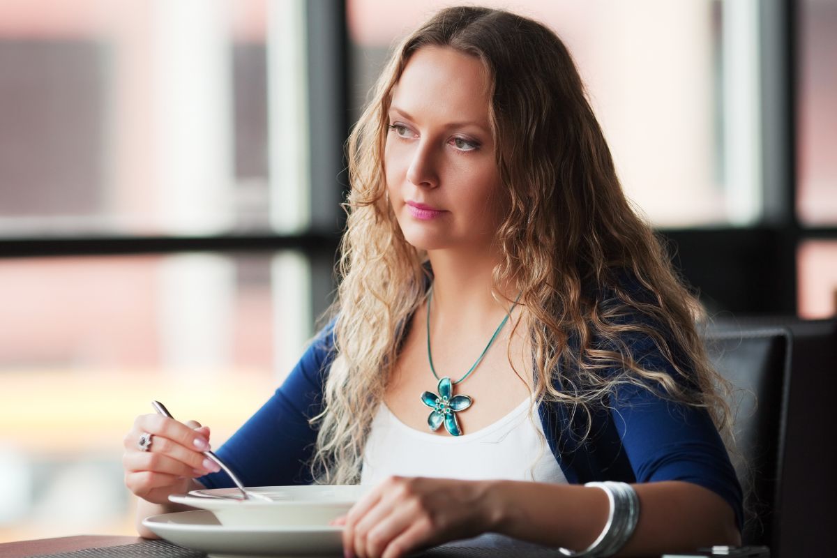 Smutna kobieta je zupę