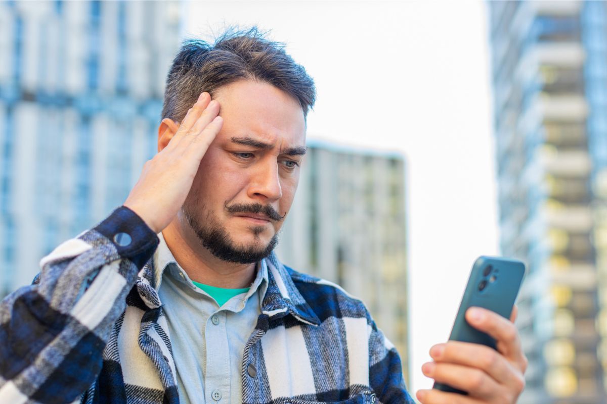 mężczyzna z telefonem