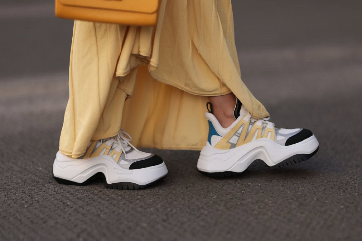 "Wrong shoe theory" to wyjątkowy trik stylistek. Zamieni nudny outfit w modową perełkę / Getty Images, Jeremy Moeller