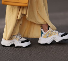 "Wrong shoe theory" to wyjątkowy trik stylistek. Zamieni nudny outfit w modową perełkę / Getty Images, Jeremy Moeller