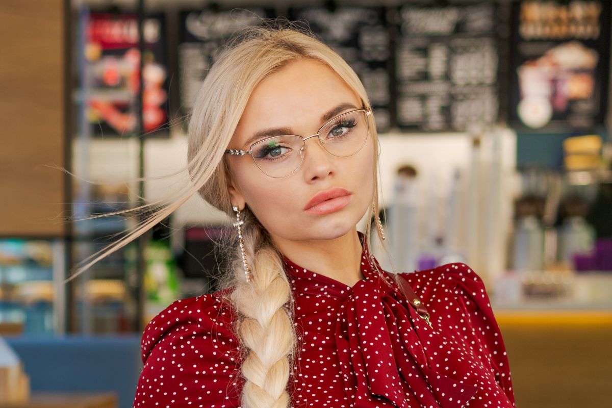 zniesmaczona i zawiedziona kobieta