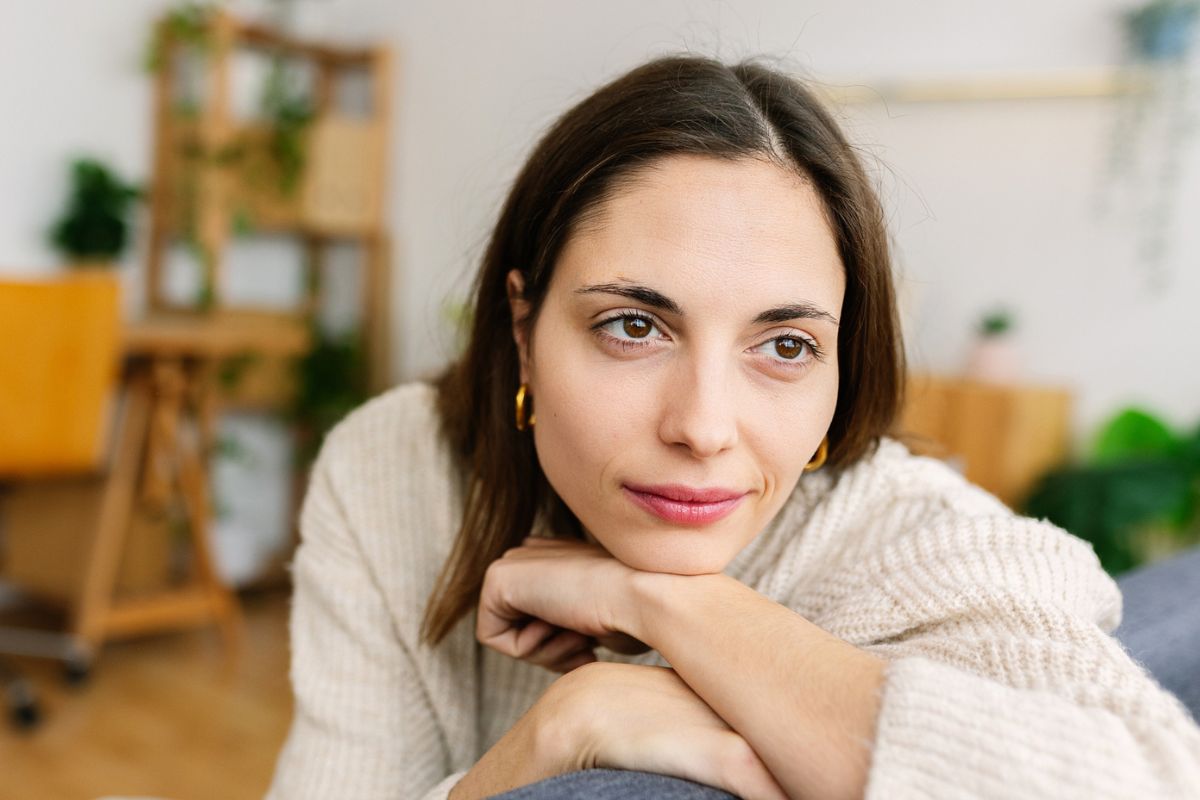 kobieta zamyślona i smutna