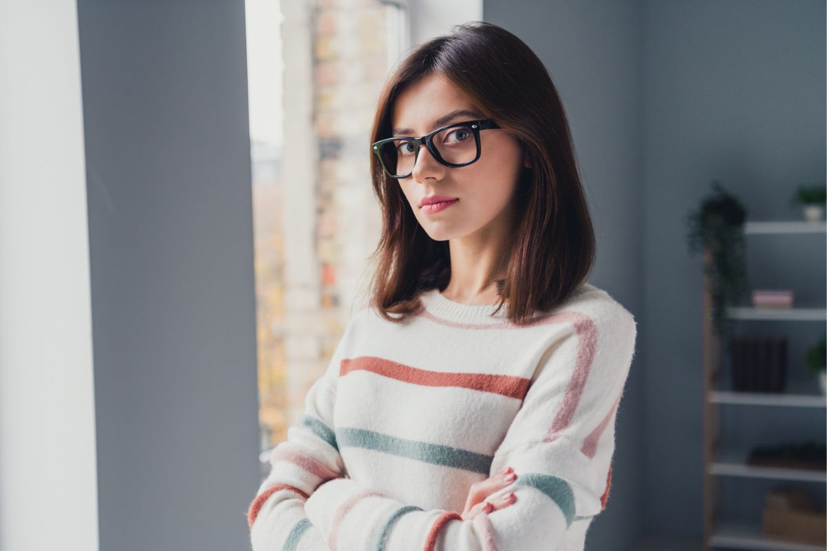 kobieta patrzy prosto w obiektyw aparatu