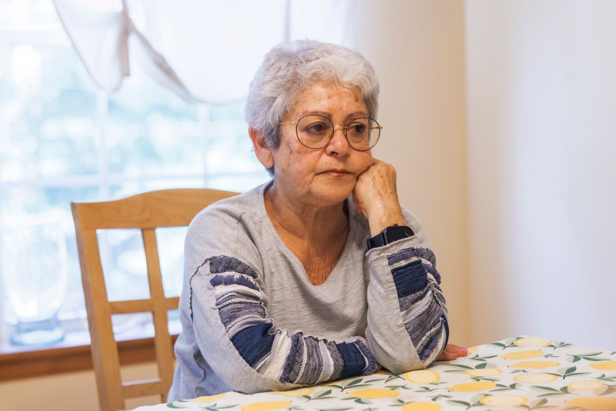 kobieta zamyślona i smutna