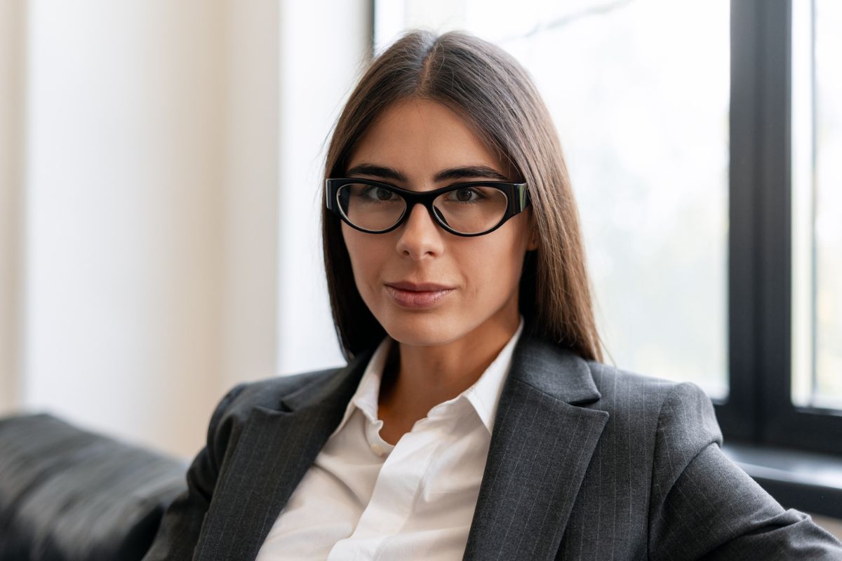 kobieta patrzy prosto w obiektyw aparatu