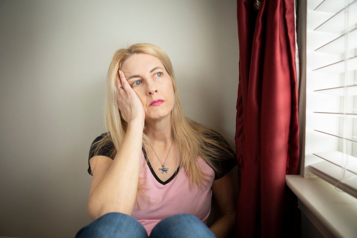 kobieta 40+ zamyślona i smutna