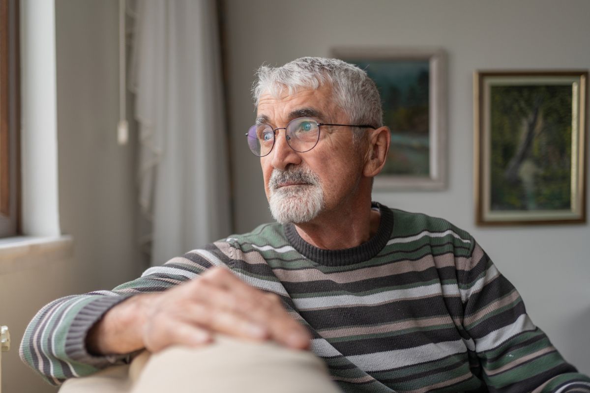 mężczyzna poważny i zamyślony